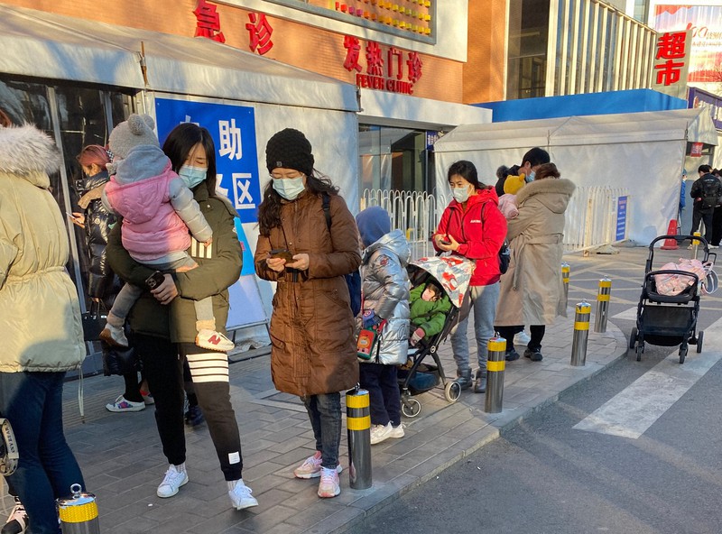 北京市内の小児科の外で診察を待つ親子ら=北京市朝陽区で2022年1月17日、岡崎英遠撮影