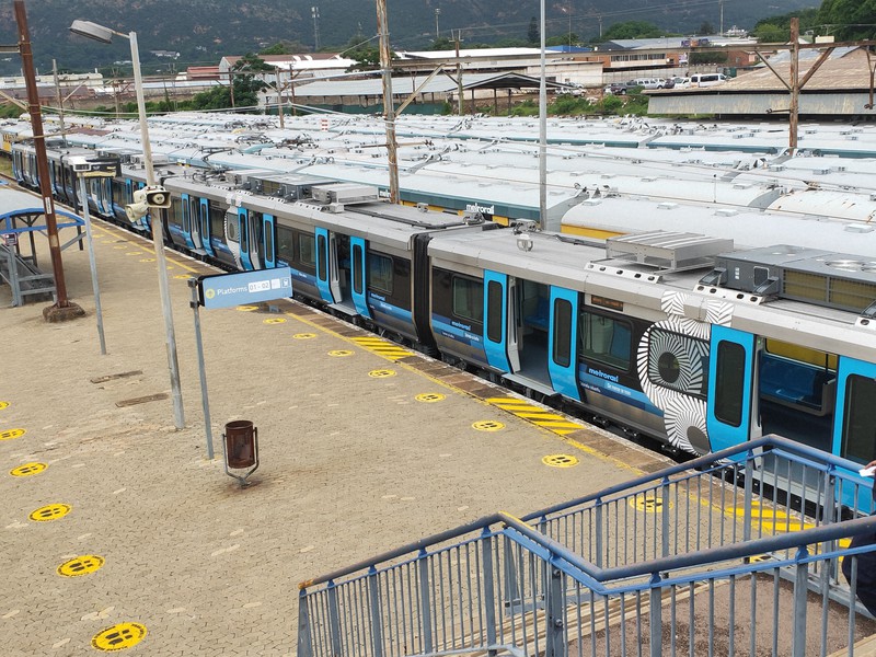 ホームに停車中の新型車両=南アフリカの首都プレトリアで2022年1月17日午前10時50分、平野光芳撮影