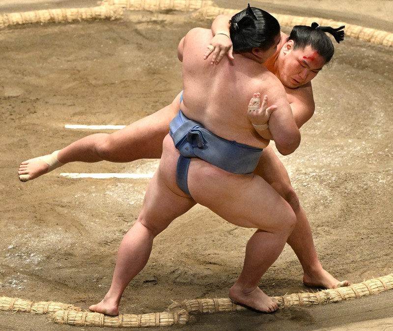 豊昇龍(奥)が寄り切りで正代を破る=東京・両国国技館で2022年1月22日、西夏生撮影