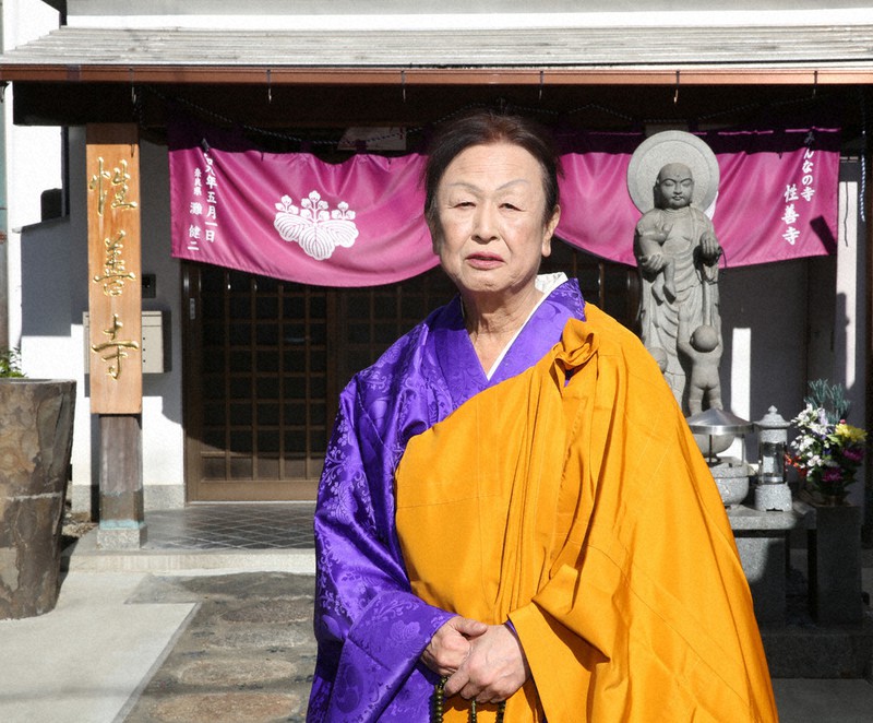 「多様な性は善」。寺の名はこの信念から付けた。「こぢんまりした寺ですが、どなたでも気軽にどうぞ」と柴谷宗叔さん=大阪府守口市で2021年12月26日、大西達也撮影