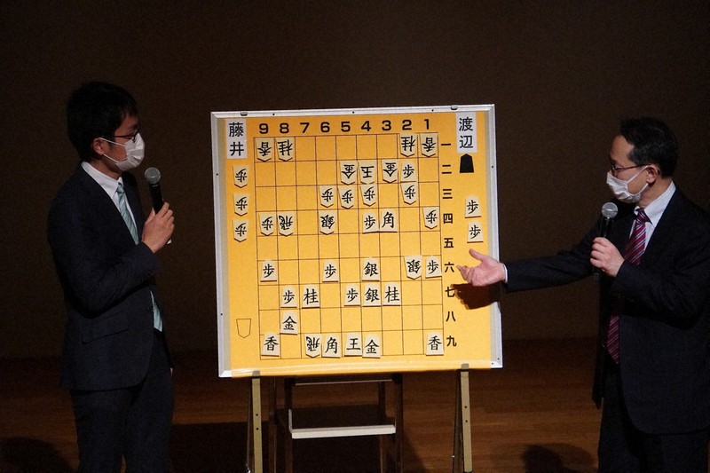 大盤で解説する井上慶太九段(右)と稲葉陽八段=大阪府高槻市の市立生涯学習センターで2022年1月23日、武内亮撮影