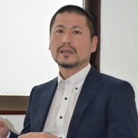 「警察官は盗撮のハードルが下がりやすい」と分析し、研修や職員教育強化の必要性に言及する斉藤章佳さん＝神奈川県鎌倉市の大船榎本クリニックで2022年1月17日午後2時1分、洪玟香撮影