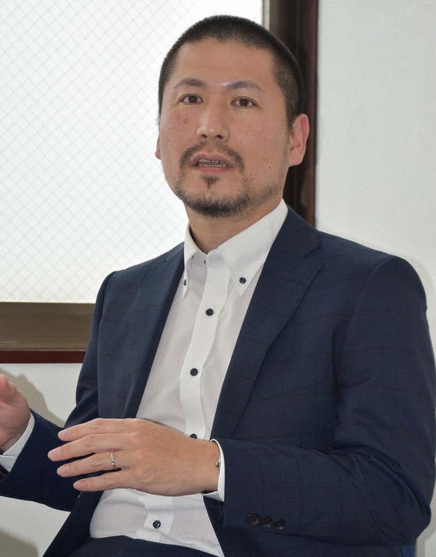 「警察官は盗撮のハードルが下がりやすい」と分析し、研修や職員教育強化の必要性に言及する斉藤章佳さん=神奈川県鎌倉市の大船榎本クリニックで2022年1月17日午後2時1分、洪玟香撮影