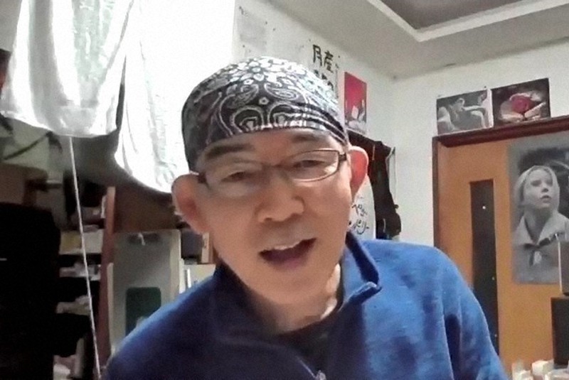 自身の小説はほぼ例外なく母に対するアンチテーゼだと語る作家の吉村萬壱さん=オンライン会議システム「Zoom」より