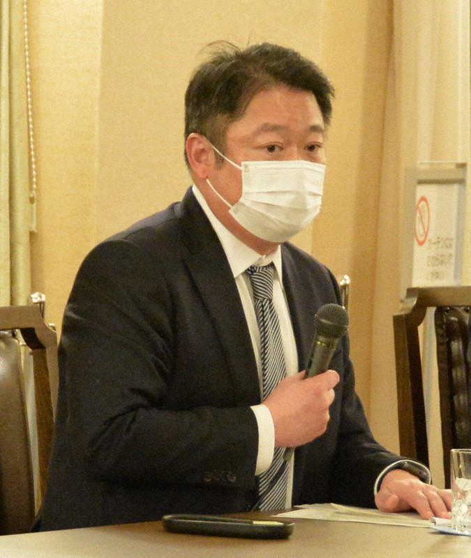 記者会見に先立って行われた県の新型コロナ対策本部会議で家庭内感染に注意を呼び掛ける長崎幸太郎知事=甲府市で2022年1月23日、梅田啓祐撮影