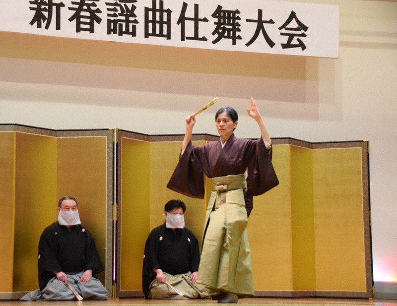 真剣な表情で舞う出演者=三重県名張市桔梗が丘6で、久木田照子撮影