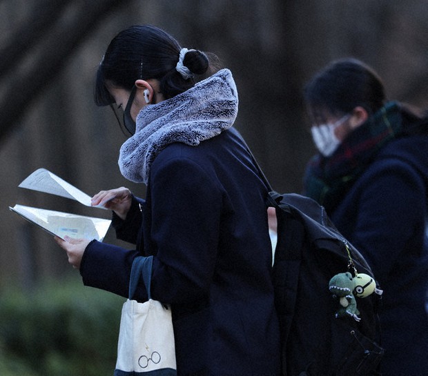 大学入学共通テスト初日を迎え、試験会場へのルートを確認する受験生たち=東京都内で15日午前、吉田航太撮影