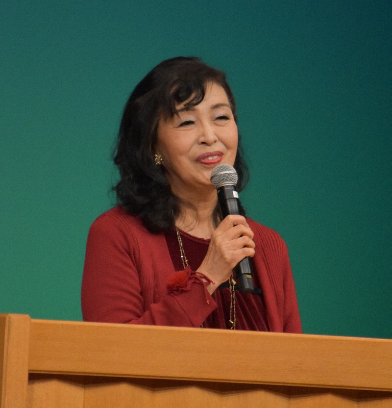 聖徳太子像について語る漫画家の池田理代子さん=奈良県斑鳩町で2022年1月23日午後2時13分、広瀬晃子撮影