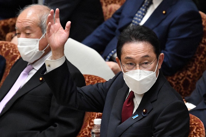 衆院予算委員会で質問に答えるため挙手する岸田文雄首相(右)=国会内で2022年1月24日午後2時48分、竹内幹撮影