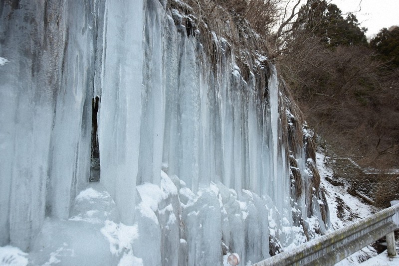 カーテンのようになった「梨木の氷柱」=群馬県桐生市黒保根町宿廻で2022年1月21日午後4時26分、大澤孝二撮影