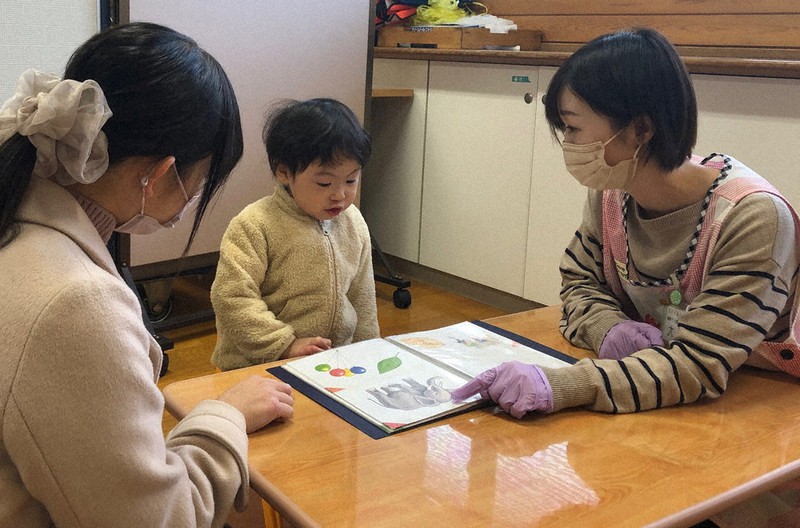 島田市では子育て家庭を担当保健師が継続的に支援している。3歳児健診をする保健師(右)=静岡県島田市保健福祉センターで2022年1月13日、市提供