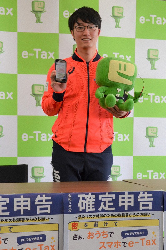 自宅からの確定申告を呼びかける武藤選手=名古屋市中区の名古屋国税局で2022年1月24日、道永竜命撮影