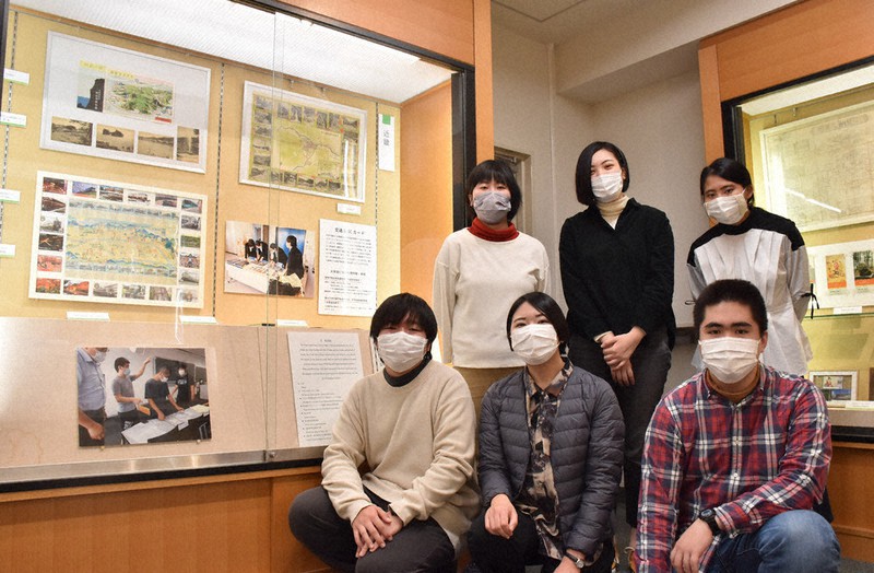 展示を企画立案した学生ら=奈良市帝塚山7で、林みづき撮影