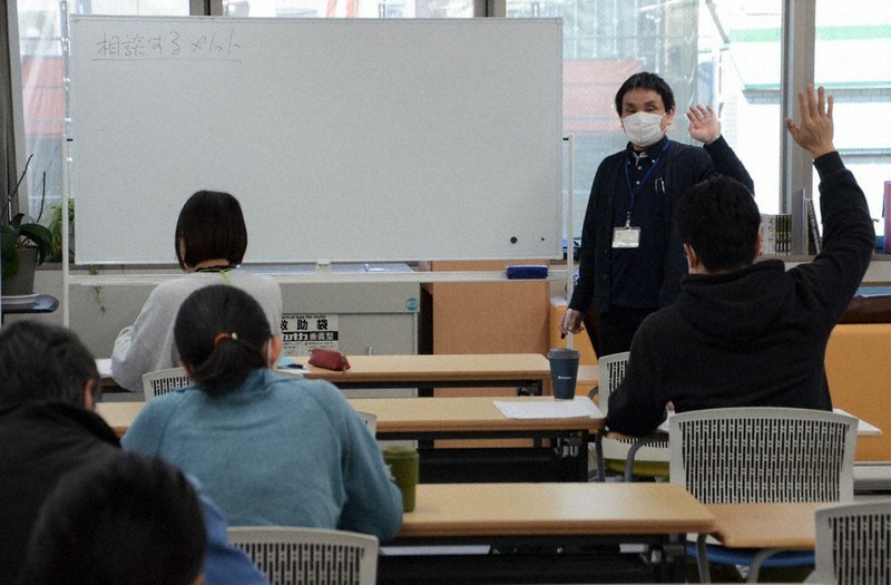 講師からの質問に対し、手を挙げて答えようとする参加者たち。リワークでは、集団プログラムが重要な役割を果たす=京都市下京区の京都駅前メンタルクリニックで2021年12月、野口由紀撮影