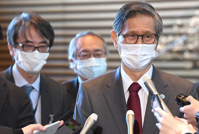 岸田文雄首相との会談を終え、記者団の質問に答える新型コロナウイルス感染症対策分科会の尾身茂会長(右)。左は厚生労働省の専門家組織「アドバイザリーボード」の脇田隆字座長=首相官邸で2022年1月18日午前11時39分、竹内幹撮影