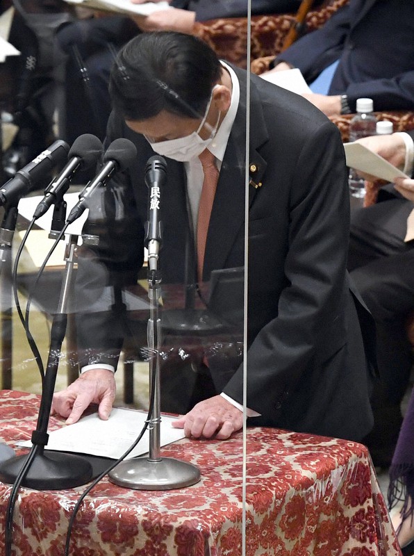 衆院予算委員会で陳謝する末松信介文部科学相=国会内で2022年1月25日午前9時4分、竹内幹撮影