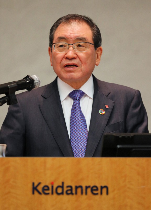 第125回経団連労使フォーラムであいさつする経団連の十倉雅和会長=東京都千代田区で2022年1月25日午前10時半、長谷川直亮撮影