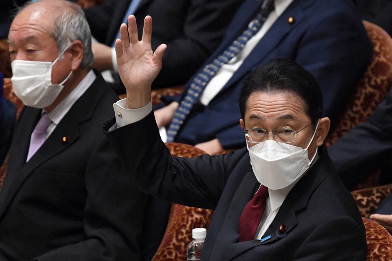 衆院予算委員会で挙手する岸田文雄首相=国会内で2022年1月24日、竹内幹撮影