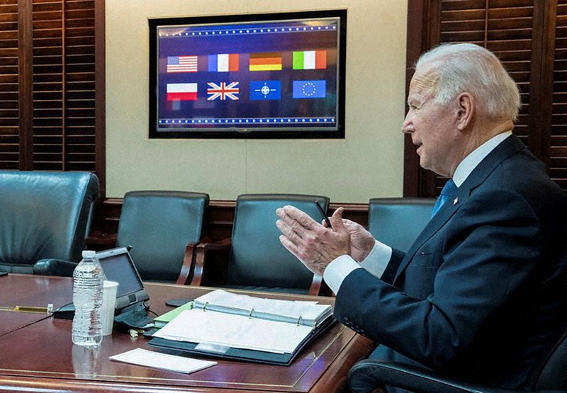 ウクライナ情勢について欧州各国の首脳とテレビ電話で協議するバイデン米大統領=米ワシントンで2022年1月24日、ロイター