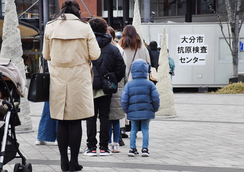 大分駅前に設置されている抗原検査センターに列をつくる市民。子供連れの姿も目立つ=大分市要町で2022年1月25日午前9時16分、佐藤緑平撮影