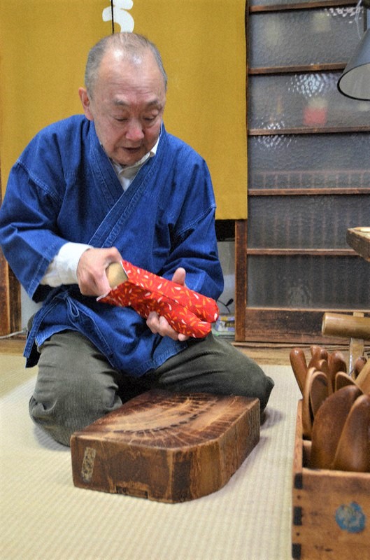 In Photos Tokyo shop's 'tabi' socks keep kimono culture's feet steady