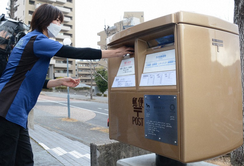 東京オリンピックでの柳田悠岐選手の活躍をたたえて出身地にお目見えした「ゴールドポスト」=広島市安佐南区で2022年1月26日午前10時24分、池田一生撮影