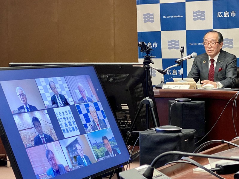 ウェブ会議で行われたG7サミット広島誘致推進協議会の初会合で挨拶する松井一実広島市長=広島市中区の市役所で2022年1月26日午後3時33分、賀有勇撮影