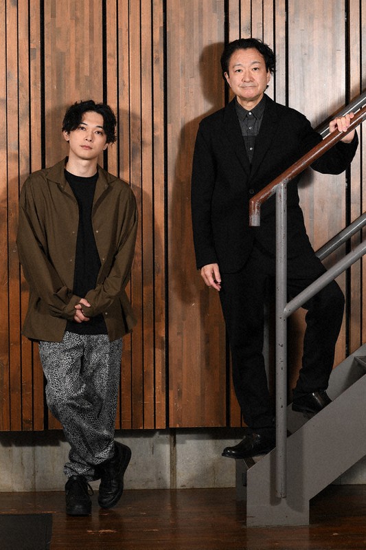 「マーキュリー・ファー」に出演する吉沢亮(左)と演出の白井晃==東京都世田谷区で2022年1月21日、内藤絵美撮影