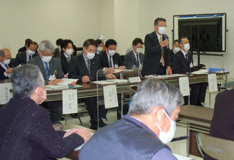 浜松市行政区再編を巡る北区協議会を対象にした住民説明会であいさつする山名裕副市長=浜松市北区細江町気賀の区役所で2022年1月26日、福沢光一撮影