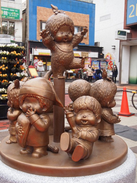 モンチッチ見て幸せに 誕生の地、東京・葛飾に銅像 | 毎日新聞