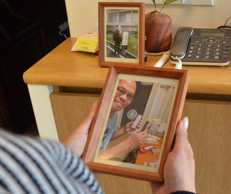 自宅に飾られた赤木俊夫さんの写真を手に、雅子さんは国の「認諾」で裁判が終結したことへの悔しさをにじませた=6日、松本紫帆撮影