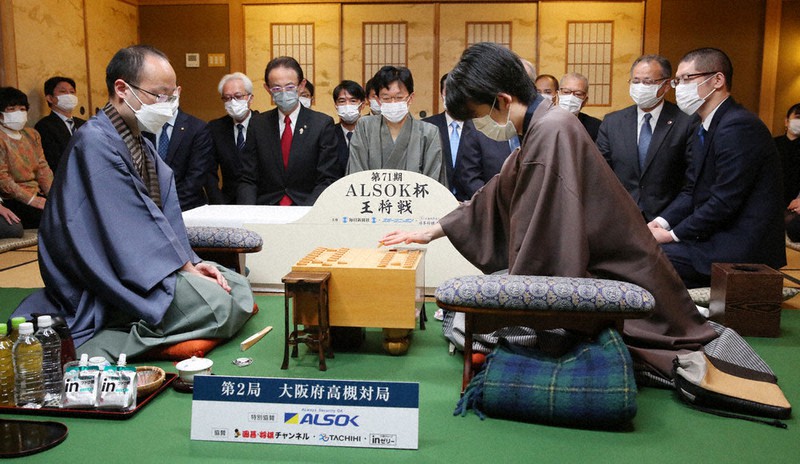 第71期ALSOK杯王将戦七番勝負第2局で第2手を指す挑戦者の藤井聡太竜王(右)。左は渡辺明王将=大阪府高槻市の山水館で22日、大西達也撮影