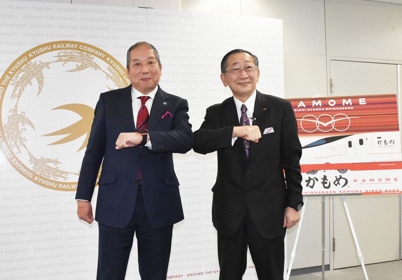 発車メロディーを作曲した向谷実さん(左)とJR九州の青柳俊彦社長=福岡市博多区で2022年1月27日午後3時2分、河慧琳撮影