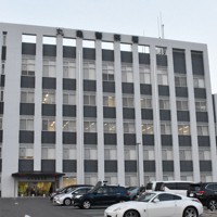 大学入学共通テストの試験問題流出に関与したとみられる少女が出頭した香川県警丸亀署＝香川県丸亀市で2022年1月27日午後5時3分、川原聖史撮影