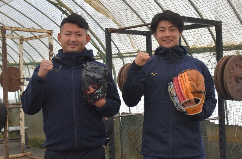 オリックスの小木田敦也投手(左)と西武の赤上優人投手=秋田県仙北市の角館高で2022年1月3日、下河辺果歩撮影