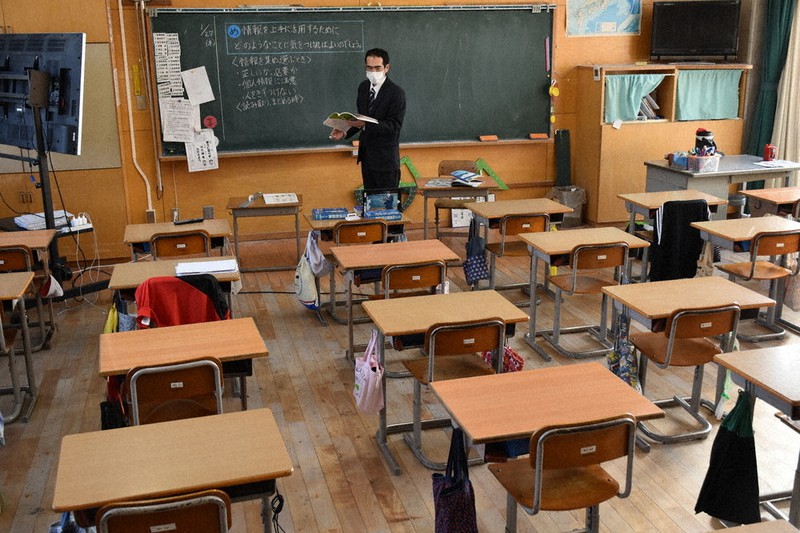 児童がいない教室内でオンライン授業をする教諭