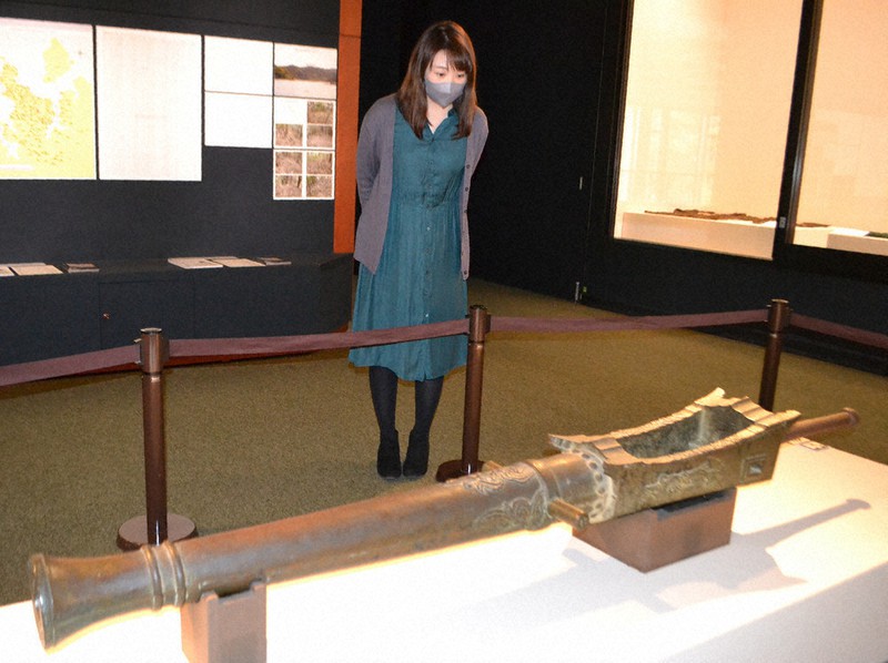 名護屋城博物館で展示中の仏狼機砲を観賞する飯田学芸員