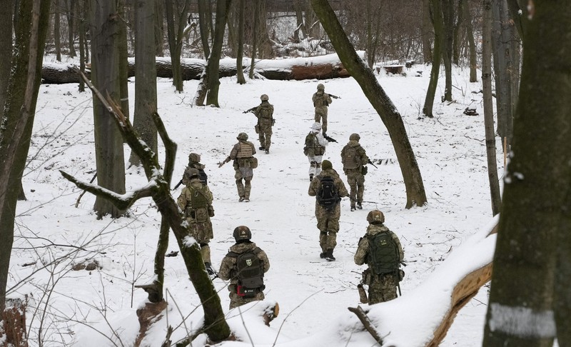 公園で訓練するウクライナの兵士ら=首都キエフで2022年1月22日、AP