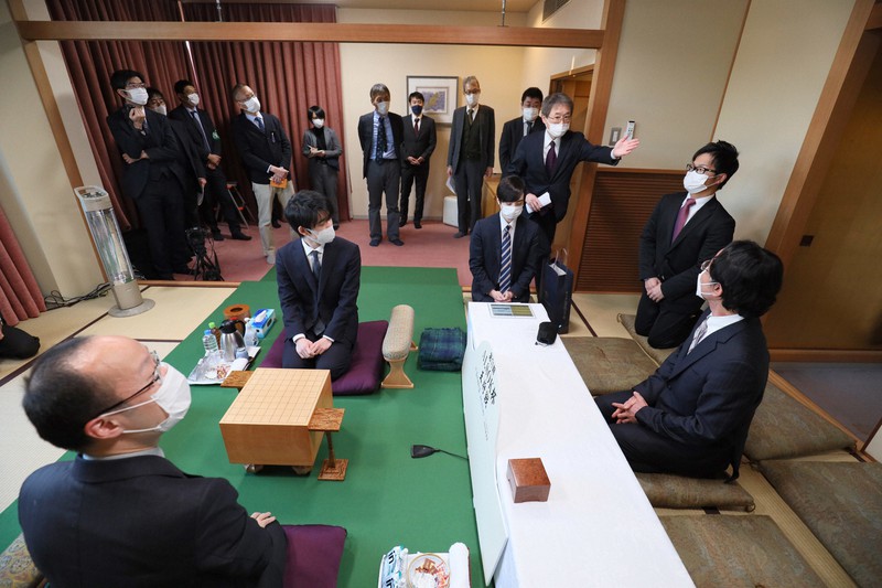 第71期ALSOK杯王将戦七番勝負第3局の対局場を検分する渡辺明王将(手前左)と挑戦者の藤井聡太竜王(中央左)=栃木県大田原市のホテル花月で2022年1月28日午後4時半、尾籠章裕撮影