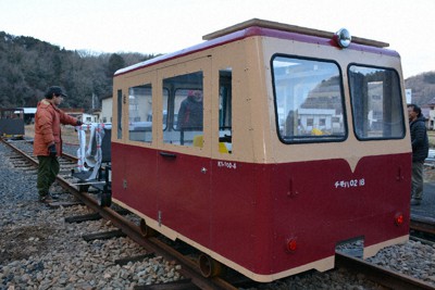 旧三江線の線路で運行する「トロッコ列車」の車両＝島根県邑南町で2021年2月9日午後4時36分、萱原健一撮影