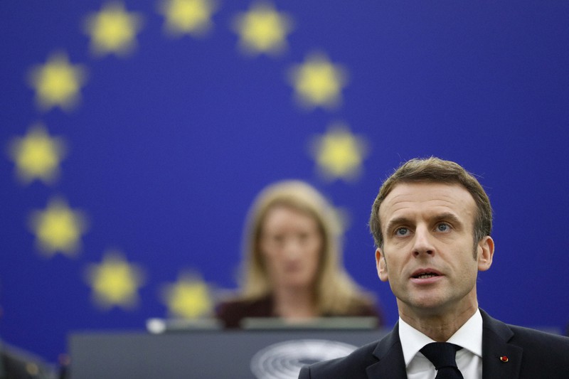 欧州議会で演説するフランスのマクロン大統領=2022年1月19日、AP