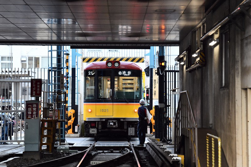 上野検車区にある東京メトロ唯一の踏切を通過する銀座線の車両