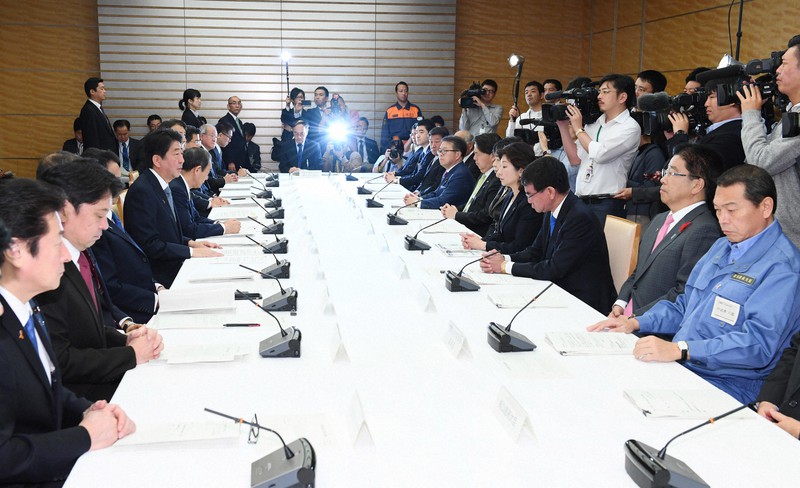 安倍晋三元首相が議長を担い、原発の防災対策について議論する原子力防災会議=首相官邸で2017年10月、川田雅浩撮影