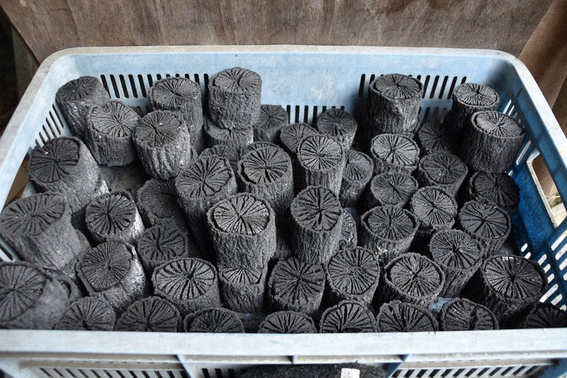 伝統の「菊炭」守る 川西・窯出し開始 ／兵庫 | 毎日新聞