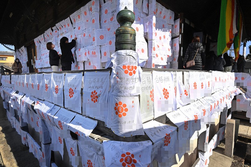 ハンカチに願いを込めて 合格祈願で埋まる家原寺 堺 写真特集1 4 毎日新聞