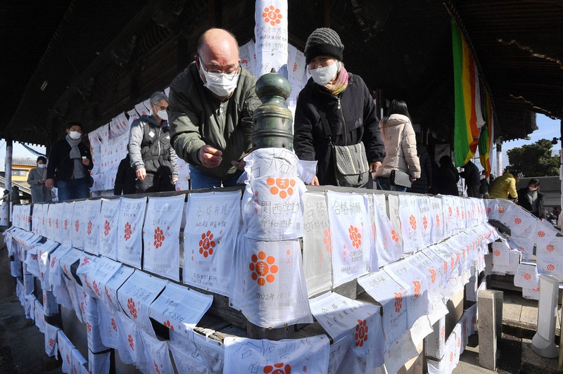 ハンカチに願いを込めて 合格祈願で埋まる家原寺 堺 写真特集1 4 毎日新聞