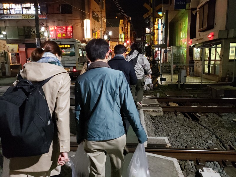 夜回りするボランティアの人たち。中央奥、左から3人目が稲葉剛さん=東京都内で(つくろい東京ファンド提供)