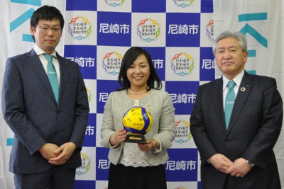 連携協定を結んだ稲村和美市長（中央）とクボタスピアーズの木村一尋シニアアドバイザー（右）、川田匠監督＝兵庫県尼崎市役所で、中村清雅撮影