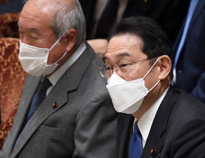 衆院予算委員会に臨む岸田文雄首相(右)と鈴木俊一財務相=国会内で2022年1月26日午前8時56分、竹内幹撮影