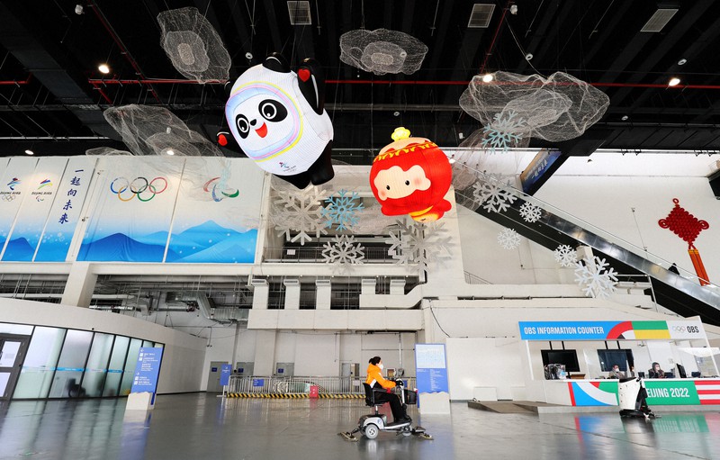 北京冬季五輪の巨大なメインメディアセンター。エントランスホールには大きな大会マスコットのバルーンが飾られている=中国・北京で2022年1月26日午前9時57分、貝塚太一撮影